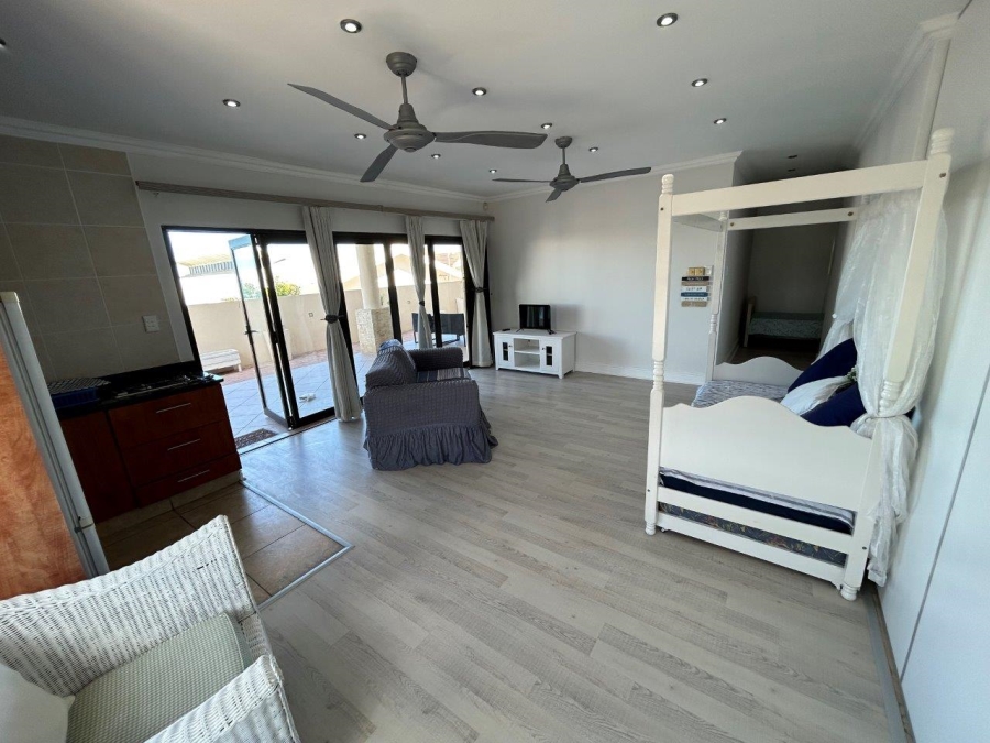 9 Bedroom Property for Sale in Wavecrest Eastern Cape